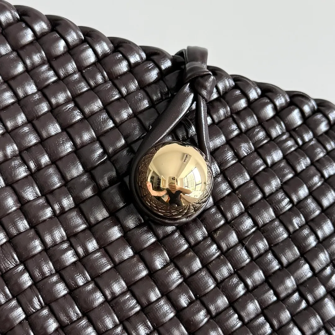 Batch 2480 Bottega Veneta's Tosca, made with exquisite intrecciato weaving technology, three-dimensional trapezoidal cut, neat lines outline a high-end box structure that never fades, giving the soft lambskin a unique silhouette ✨ Small gold balls are embellished to add a sense of fashion, and one leather strip is woven in one piece, simple and advanced. The capacity is suitable for daily life, lifting weight is light, and showing a calm aura in every step. The shoulder-carrying design is practical and carries a low-key taste and relaxed fashion. It is a treasure item that adds points to your outfit. If you know BV, don’t miss it ~ Tosca is your silent business card when traveling around the world. Style number: 777680 Size: 17*19.5*1cm